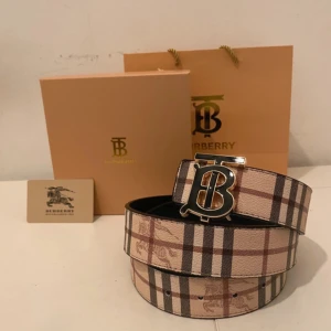 Burberry bälte Guld - Säljer min burberry bälte som är top kvalitet och helt ny. Den kommer med box och pase. Den har även kvitto. Bältet gär att byta mellan tvà olika färger. Pris kan diskuteras