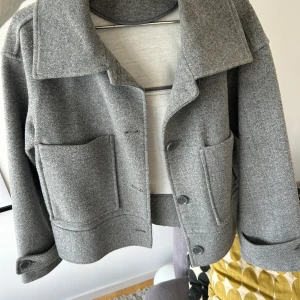 Grå kappa - Jag säljer en super fin grå kappa ifrån Kappahl. Kappan är nästan oanvänd och finns inga tecken på användning överhuvudtaget. Kappan är i storlek S och sälj för att den aldrig används. Har även extra knappen kvar (se bild). Vid snabb affär kan absolut priset diskuteras💗