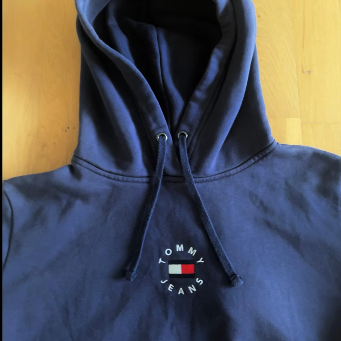 Blå hoodie Tommy Jeans med logga