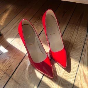 Röda stilettklackar i lack - Christian Louboutin liknande stilettklackar i en galet snygg röd färg i lack, som har den ikoniska röda sulan. Jag har aldrig använt dem pga för små. Köpta på en second hand butik. 