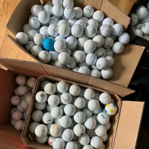GOLFBOLLAR (BILLIGT) 🏌‍♂️🌟 - 🎯 Golfbollar från toppmärken som Callaway, Titleist, Taylormade, Wilson, Srixon, osv! 🏌️‍♂️ Fynda kvalitetsbollar till grymt pris! Perfekt för dig som vill ha bra prestanda utan att spräcka plånboken. Fler bollar = bättre pris! 🌟 (Prislistan finns på bild 5. 🏌‍♂️) Hämtas i Nacka eller skickas! 🔥