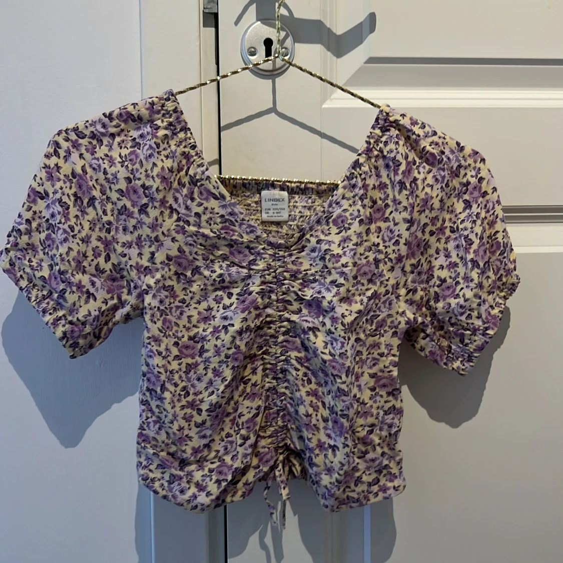 Lila blommig blus från Lindex