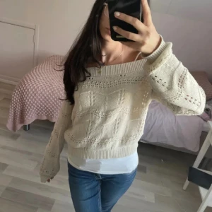 Offshoulder stickad tröja ONLY - Superfin ljusbeige stickad tröja från ONLY med offshoulder-modell. Knappt använd. Pris kan diskuteras💕