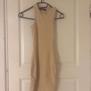 Beige ribbad kortklänning New yorker - Ärmlös beige kortklänning från new yorker, andvänd fåtal gånger🌸☀️