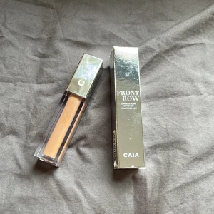 CAIA Front Row Concealer 4C - Front Row Luminous Glow Concealer från CAIA i nyansen 4C. Bara öppnad men aldrig använd. Köpt för 245 kr🤍