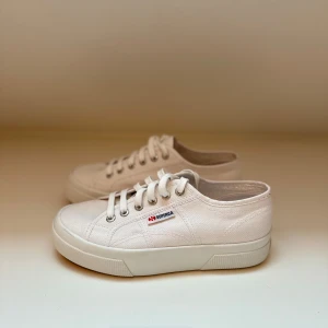 Vita Superga sneakers  - Helt nya vita Superga sneakers med hög sula. Storlek 38. Endast provade på men passar inte i storlek. Finns att hämta i Danderyd, kan även skickas.  Pris kan diskuteras vid snabb affär