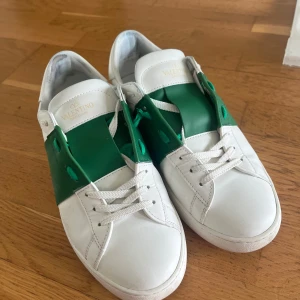 Valentino Garavani Open Sneakers  - Sjukt Snygga Valentino Garavani Open. Det är självklart äkta men har inte box då jag slarvat bort den. Skick 7/10. De är att, de är lite trasiga snören på båda skorna syns på bilderna. Finns även lite små repor men det är inget som syns eller märks av när man använder det. Hör av dig vid vid minsta fråga eller fundering! 😃  