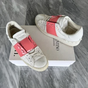 Valentino Open skor  - Valentino Open - Skick: Fint skick - Storlek: 38 - Tillbehör: Två Valentino dustbags - Nypris: 6000kr - TrendWardrobe