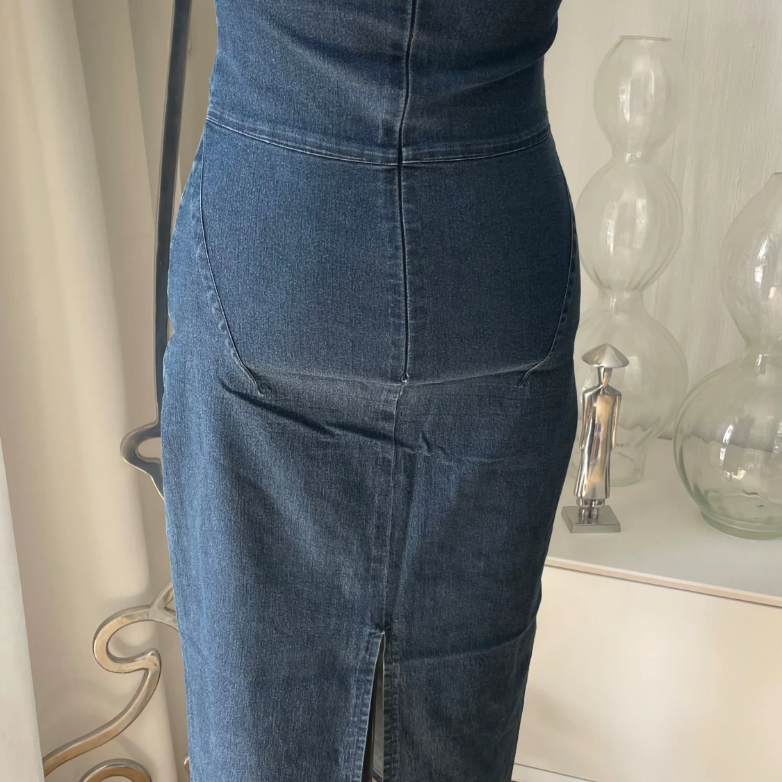Axelbandslös jeansklänning i blå denim - 3