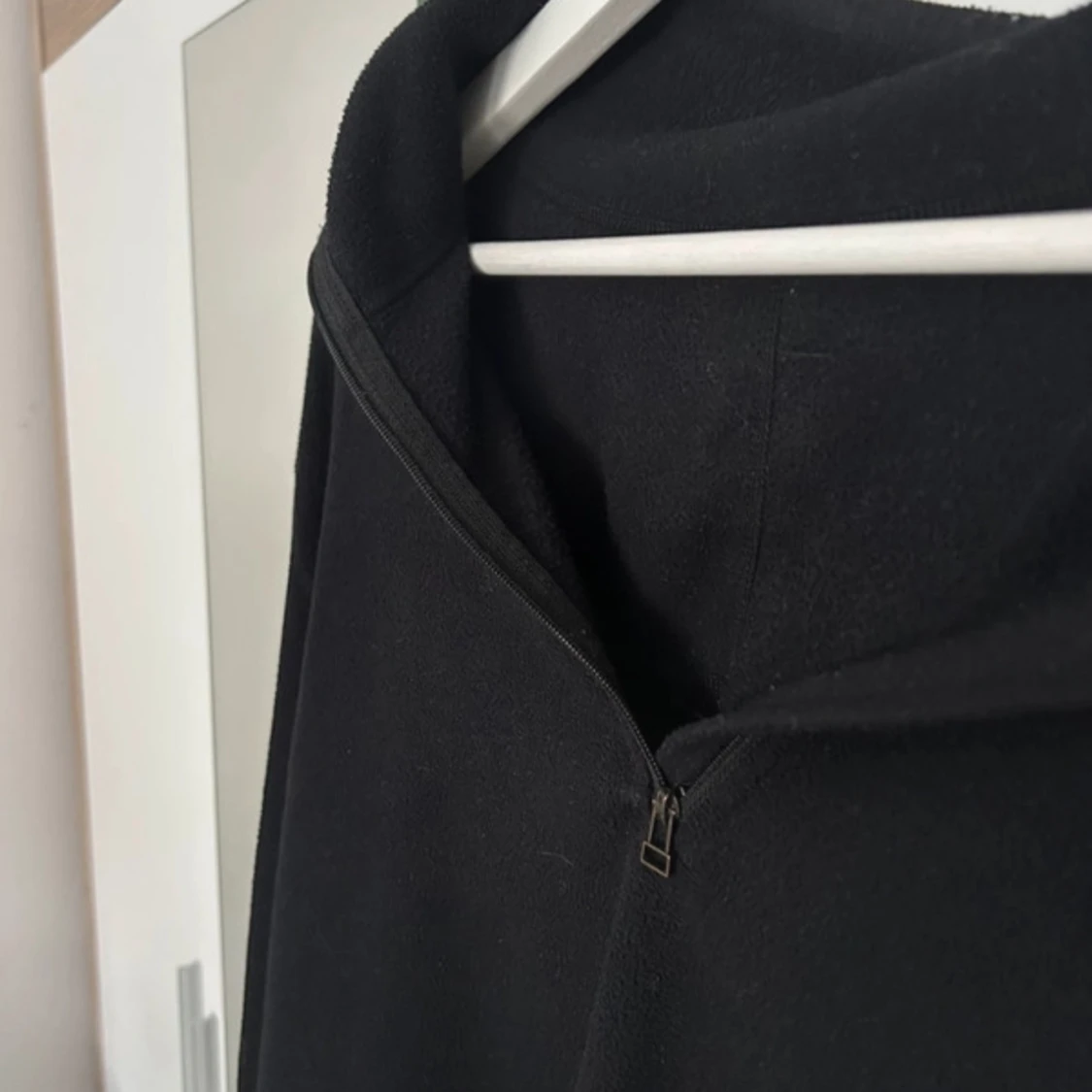 Svart fleece hoodie med half zip - 2