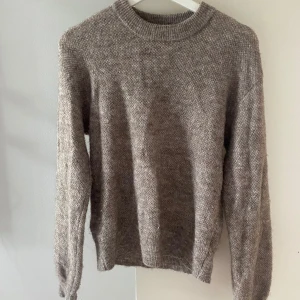 Beige stickad tröja från Lindex - Mysig beige stickad tröja från Lindex i storlek XS. Tröjan har rund halsringning, lång ärm och en klassisk, enkel design som är lätt att matcha🩷