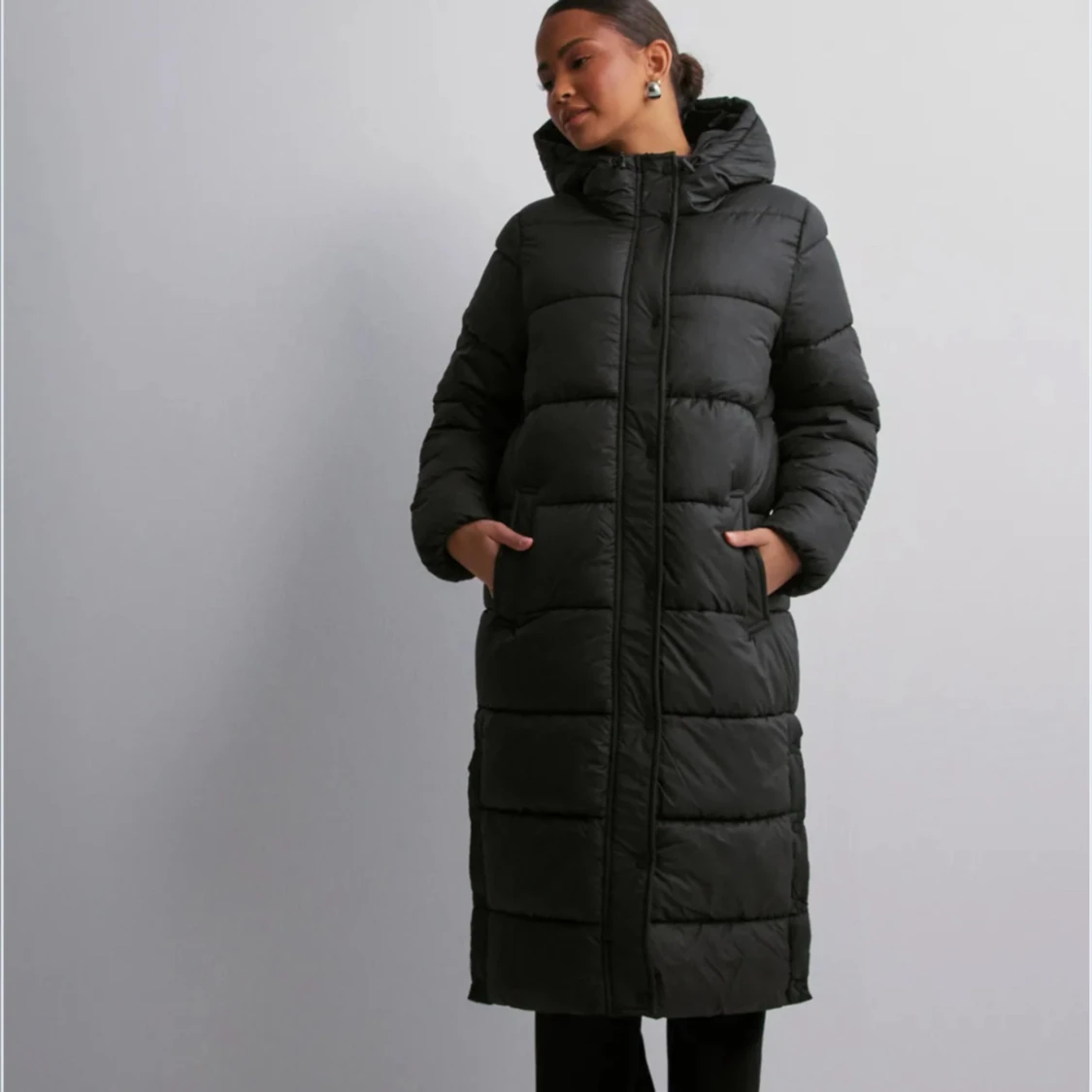 Svart lång pufferjacka med huva