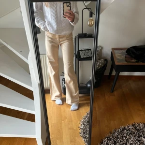 Beiga vida jeans från monki - Snygga beiga jeans med rak och vid passform. Byxorna har hög midja och är tillverkade i mjuk bomull, perfekta för en avslappnad och trendig look. Köpta på Monki för 400kr och aldrig använda☺️