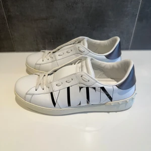 Valentino open VLTN  - Valentino open VLTN i storlek 41 passar 42, skick 9/10 endast skor medföljer vid köp, vid funderingar hör av er 