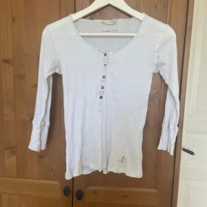Odd Molly topp - Storlek 2 motsvarar M men jag har xs-s och använt den så passar även dom storlekarna beroende på vilken passform man vill ha. Bra skick men använt som ni ser på bilderna, liten missfärgning kan ses på bild 6 om man kollar noga.  Skriv om du vill köpa annat på min sida så kan du få paketpris och slippa betala dubbelfrakt.