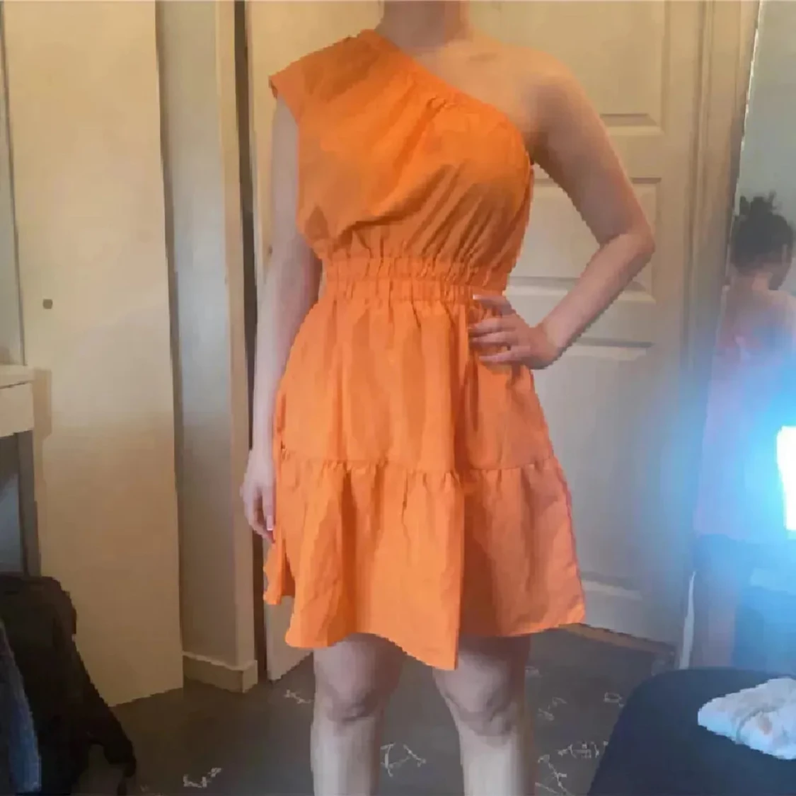 Orange one shoulder kortklänning - 1