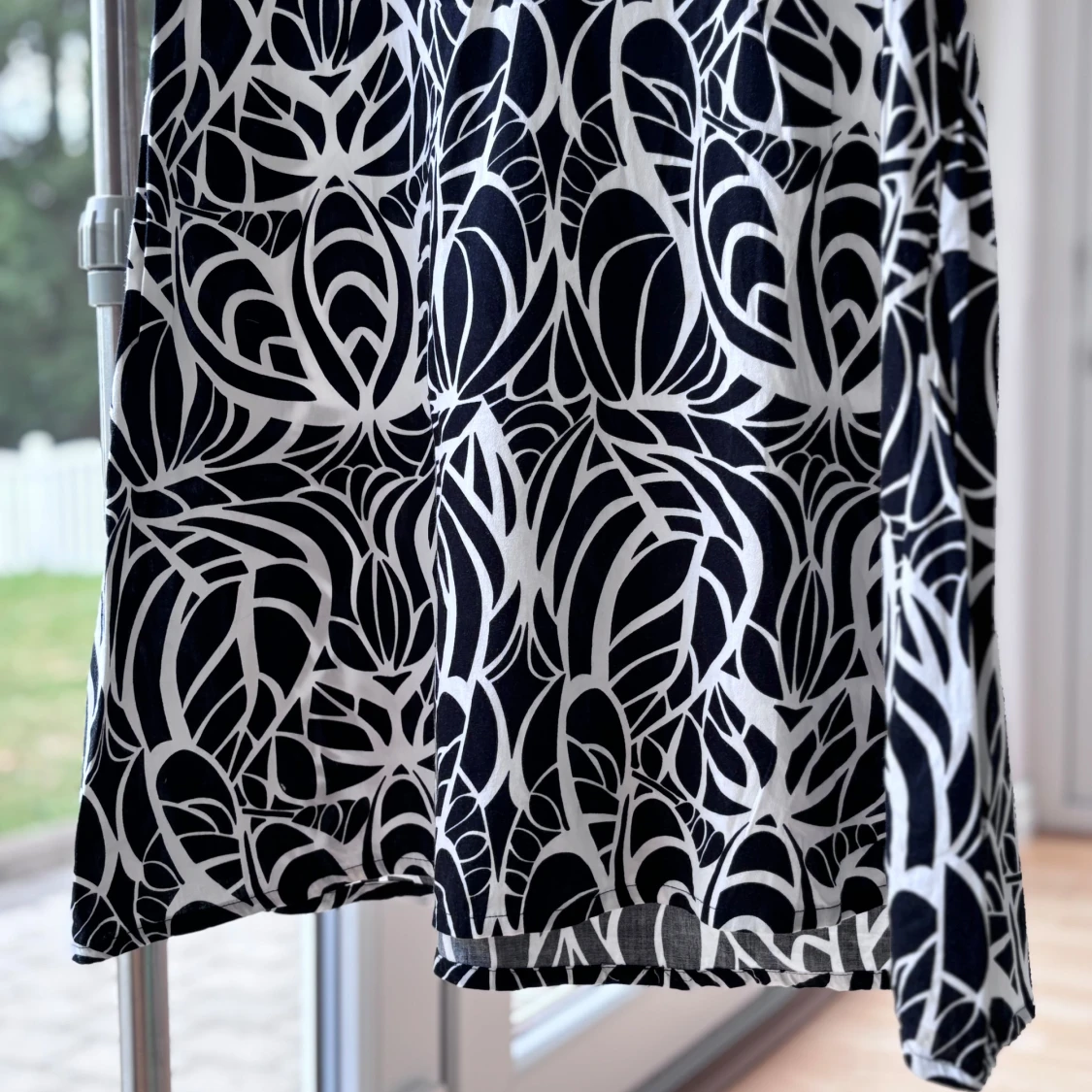 Svartvit kortklänning med otroligt vackert mönster - 3