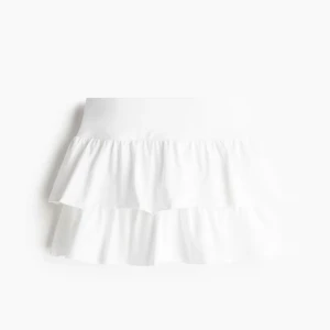 Vit volangkjol i bomull - Helt ny och oanvänd kortkjol med dubbla volanger. Kjolen är i lätt, elastisk och luftig bomull, perfekt för varma dagar.