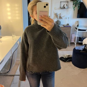 Stickad tröja  -  Stickad tröja från H&M som är avklippt så den ska bli kortare. Kragen är nedvikbar och tröjan har en slits på sidan🥰