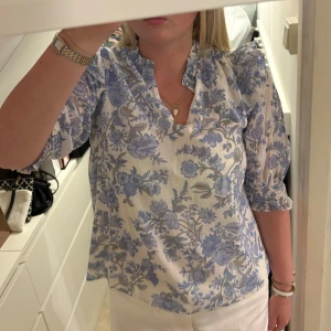 Blus från neo noir - Jätte söt blommig sommar blus från neo noir 🦋🌷Som ny, använd en gång! Nypris 749kr! ☺️