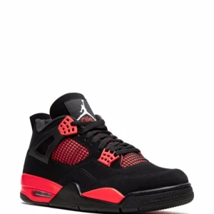Nike Air Jordan 4 Red Thunder - Nike Air Jordan 4 Retro i svart mocka med röda detaljer och meshpaneler. Snygg siluett med klassisk Jumpman-logga på plösen, svarta snören och robust sula med synlig Air-enhet de är i storlek 42 men passar mig som har 43 priset kan diskuteras 