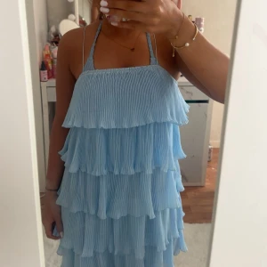 Volang klänning  - Jättesöt blå volang klänning som är endast testad ! Säljer för den inte passar mig jättebra! 
