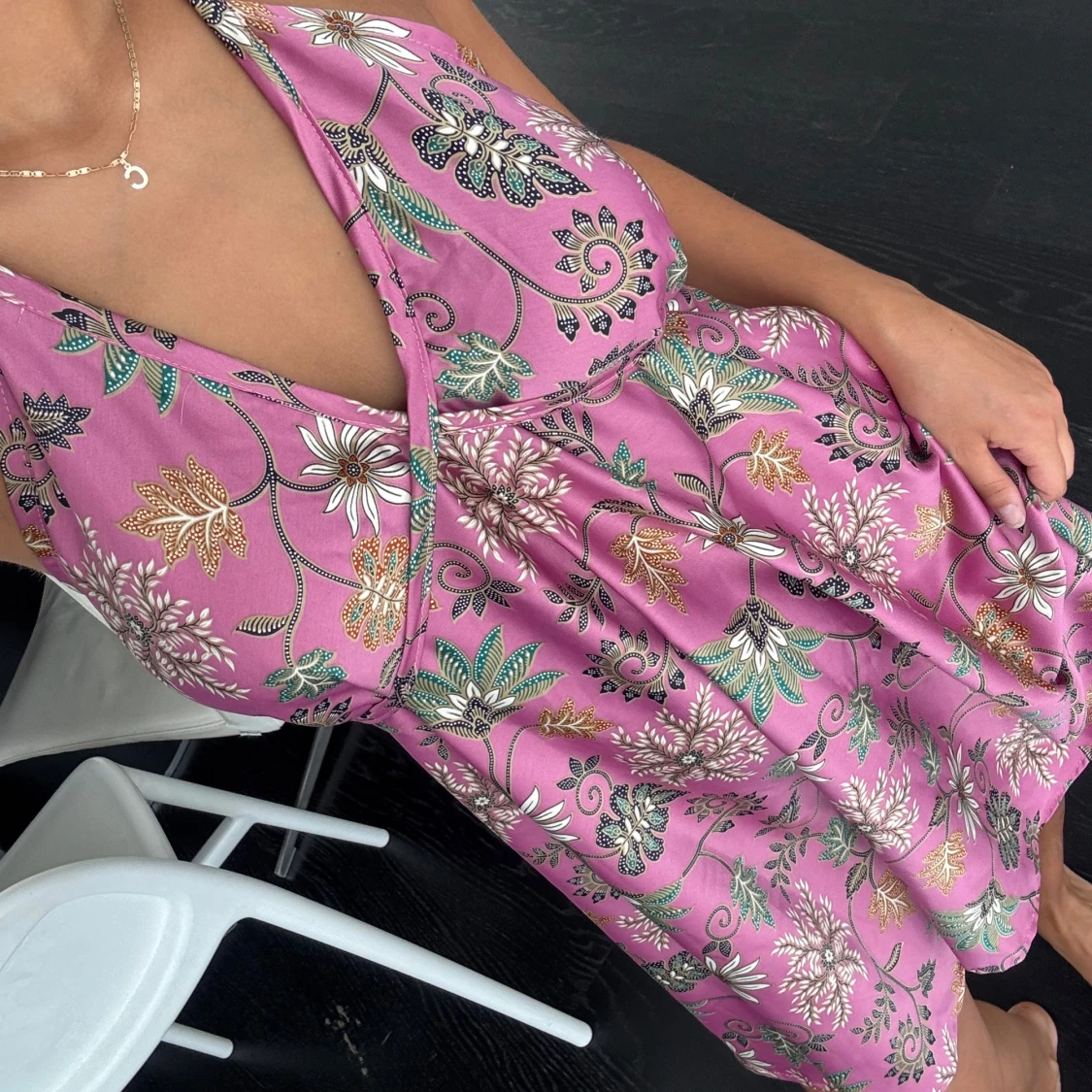 Rosa blommig halterneckklänning