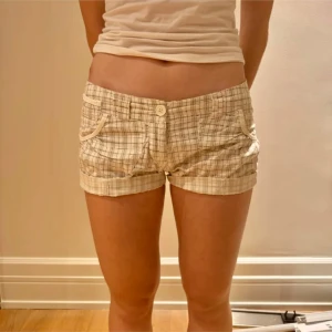 Grå vita Rutiga tygshorts  - Lågmidjade rutiga shorts, perfekta för svensk sommar! Köpta här på plick och passade inte. Storlek S/M
