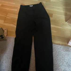 Svarta kostymbyxor från Madlady - Snygga svarta kostymbyxor från Madlady. perfekta för en clean och stilren look. Passar dig som gillar minimalistisk stil och vill ha ett par byxor som funkar till allt.