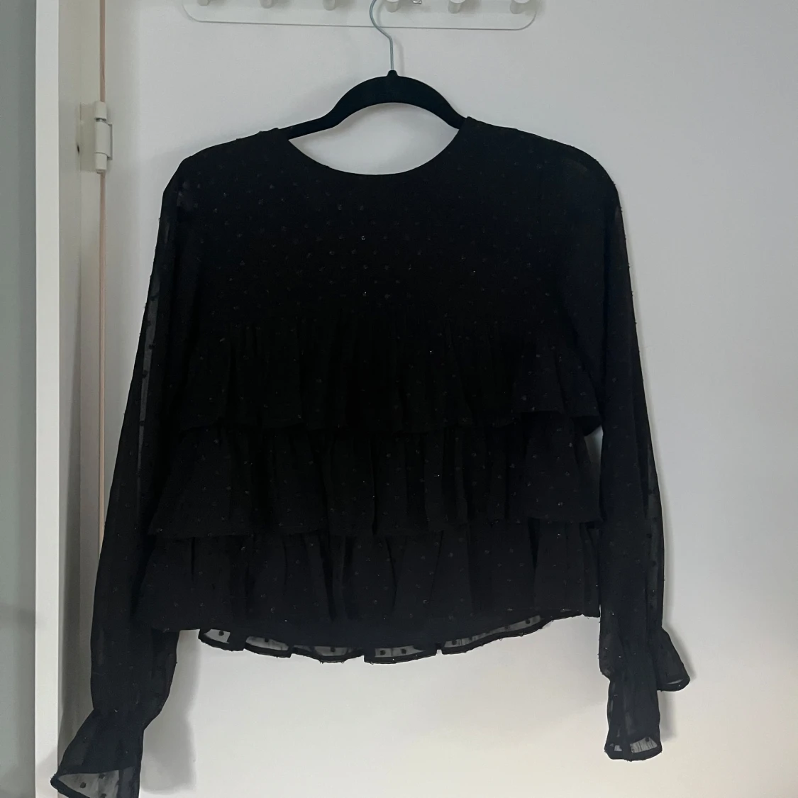 Svart volangblus från Gina Tricot