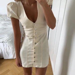 Jeansklänning - Säljer nu samma klänning som jag sålt tidigare fast i xs💘 såå snygg