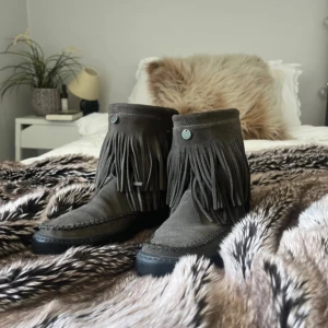 Mockaboots med fransar från Odd Molly💓 - PRISET KAN DUSKUTERAS!!!  Assnygga skor med fransar från odd Molly utan några defekter alls förutom lite smuts på sulorna. Storlek 39. Modellen är 100 Miles low boot i en super vacker grön färg. Skriv gärna frågor💓