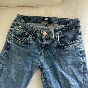 Blå jeans från LTB  - Säljer mina LTB jeans för 100kr. Säljer så billigt då jag har sytt igen dem lite men det syns inte jättemycket vid användning💕.