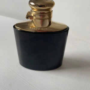 Woman by Ralph Lauren EdP 50ml - Woman by Ralph Lauren Eau de Parfum i en elegant svart flaska med lyxigt guldfärgat lock. Doften har toppnoter av svartvinbär, neroli, rabarber och rosa peppar, hjärtnoter av tuberos, jasmin sambac och apelsinblomma samt basnoter av svart vanilj, sandelträ och amberträ.