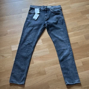 Tiger of Sweden Pistelero jeans grå - Snygga grå jeans från Tiger of Sweden, modell Pistelero. De har en klassisk femficksdesign, raka ben och normal passform. Jeansen är tillverkade i bomull och har en cool tvättad look som passar till allt. Perfekta för dig som gillar stilrena och tidlösa jeans.             Slim fit.                                            Aldrig använda.                                 Kom med förslag för priset. 