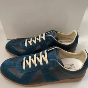 Maison Margiela gats  - Ett av dom få autentiska Maison Margiela Gats | Sprillans nya skick 10/10 | Storlek 44 och färgen blå | KVITTO Finns, box och dust-bag tillkommer vid köp | Hör av er för mer information/bilder!
