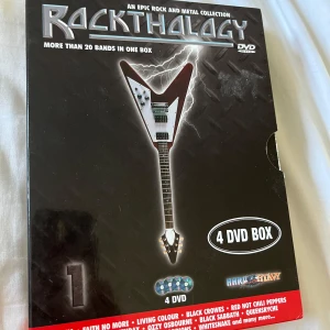 Rockthology: An Epic Rock and Metal Collection - Rockthology är en maxad 4-DVD box med över 20 legendariska rock- och metalband. Liveframträdanden, musikvideos och exklusiva intervjuer med band som KISS, Aerosmith, Whitesnake, Nirvana, Queen & Guns n Roses!