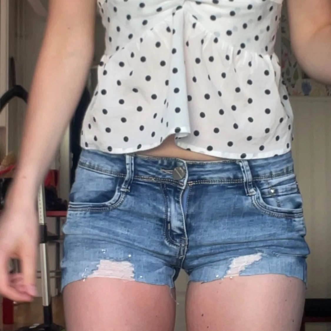 Blå jeansshorts med slitningar