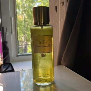 Victoria's Secret Bare Vanilla Sol - Fräsch och söt doftmist från Victoria's Secret. endast testad en gång, köpt för ca 250 i spaninen. hör av dig privat för fler frågor eller bilder 🌻💕