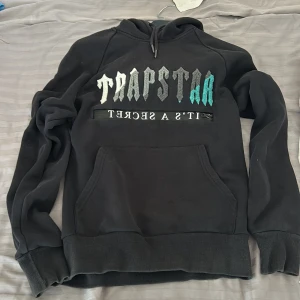 Svart Trapstar Tracksuit - Säljer denna svarta Trapstar tracksuiten i storlek XS, men passar även S. Den är knappast använd 2 gånger och är i nyskick i princip. Alla påsar och taggar medföljer såklart. Skriv om ni vill ha fler bilder eller andra frågor. 