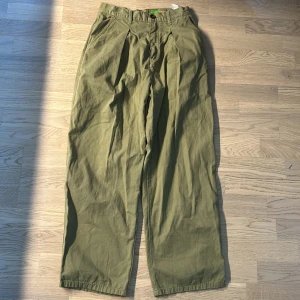 Olivgröna byxor Pull&Bear Sadie Sink - Olivgröna byxor från Pull&Bear x Sadie Sink med hög midja och raka, lite loosea ben. Köpt secondhand men har aldrig själv använt dem! 