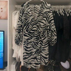 Zebra klänning  - Super fin klänning från Zara med lite puffiga ärmar och ”slits” framtill!! Super skönt material nu till sommaren 💕🩷