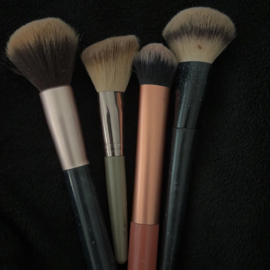 Fyra sminkborstar i olika färger