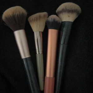 Fyra sminkborstar i olika färger - Alla tillsammans 