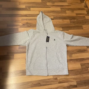 Grå hoodie från Polo Ralph Lauren - En fin tröja i väldigt fint skick 