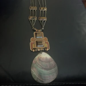 Vintage Stort halsband gjort av emalj, trä, tigeröga och pärlemor. designad av Gerda Lynggaard. - Vintage Stort halsband gjort av emalj, trä, tigeröga och pärlemor. designad av Gerda Lynggaard.