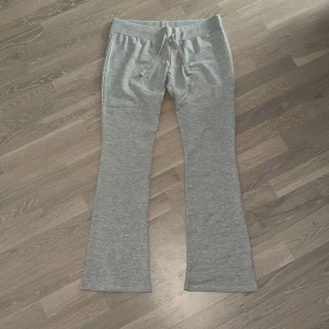 Grå Cozy Chill Pants från Nelly XL - Mysiga grå mjukisbyxor från Nelly i modellen Cozy Chill Pants. Byxorna har bootcut-ben, låg midja med snörning och är gjorda i ett mjukt material (super mjuka på insidan). Ny pris är 299. Helt nya med lapp och påse kvar, säljer pågrund av fel storlek och retur rätten har gått ut. Dessa är i XL men skulle säga att de passar max en L och kanske till och med nån med M! 