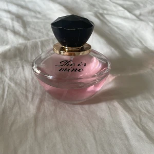 She is mine parfym rosa flaska - Snygg parfym med rund glasflaska och rosa doftvätska. Flaskan har en svart, diamantformad kork med gulddetalj. Perfekt för dig som gillar söta och fräscha dofter och vill ha en fin detalj på sminkbordet.