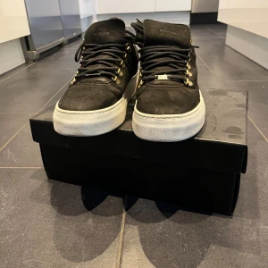 Nubikk skor  - Säljer dessa skit snygga sneakers för att dom är för små. Till ett mycket bra pris på 800kr nypris 1500kr men jag kan tänka mig att sänka priset vid snabb affär. Hör av er vid frågor Med vänlig hälsning, Wiggo 