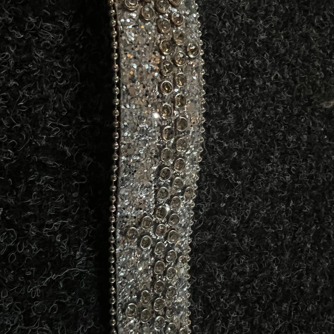 Glittrigt silverbälte med strassdetaljer - 2